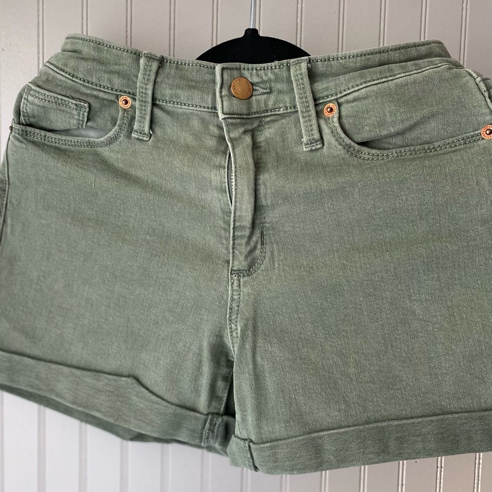 Universal Thread Shorts